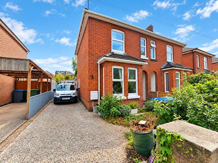 3 Bedroom Semi Detached House For Sale In Bitterne Park, Southampton, SO18