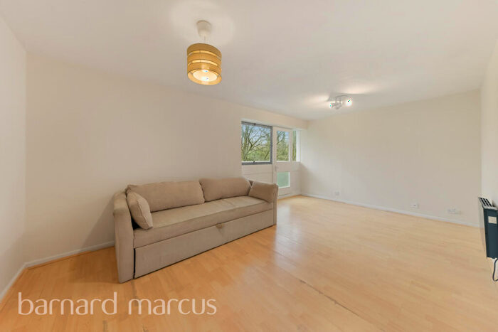 2 Bedroom Flat To Rent In Basinghall Gardens, Sutton, SM2