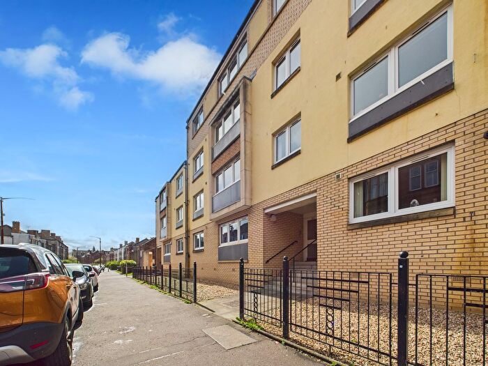3 Bedroom Flat To Rent In /, Deanston Drive, Glasgow, G41