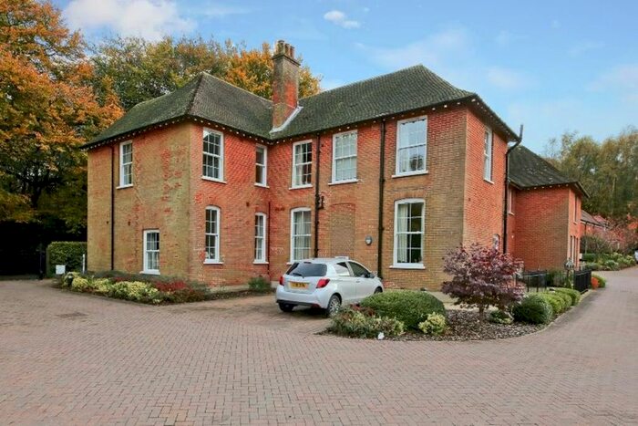 2 Bedroom Flat To Rent In Croft Close, Sevenoaks, TN13