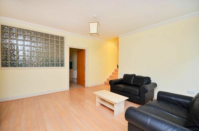 2 Bedroom Flat To Rent In Greystoke House, Hanger Hill, London, W5