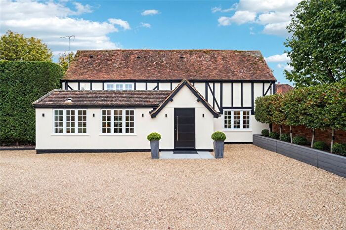 3 Bedroom Link Detached House For Sale In Chipperfield Road, Bovingdon, Hemel Hempstead, Hertfordshire, HP3