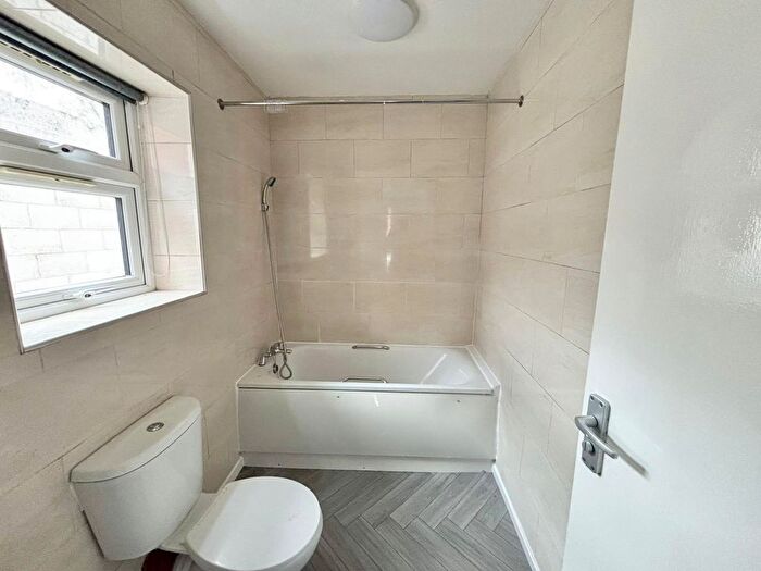 4 Bedroom Semi-Detached House To Rent In Nansen Road, Leicester, LE5