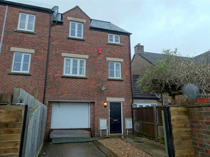 4 Bedroom Flat To Rent In Geoffrey Farrant Walk, Taunton, TA1