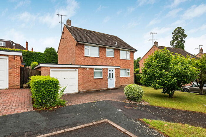 4 Bedroom Detached House For Sale In Burwood Close, Merrow, GU1