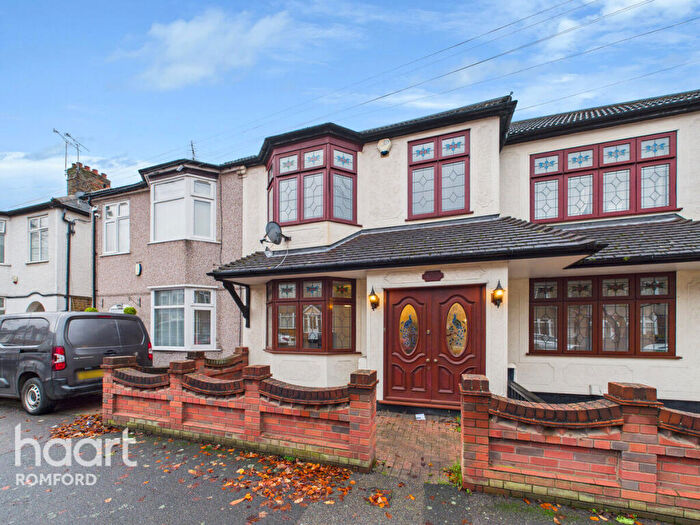 3 Bedroom Terraced House For Sale In Hainault Road, Romford, RM5