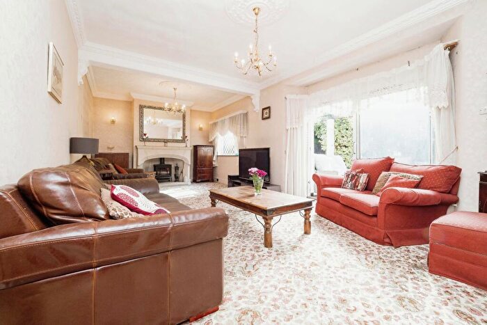 6 Bedroom Bungalow For Sale In Mavis Grove, Hornchurch, Essex, RM12