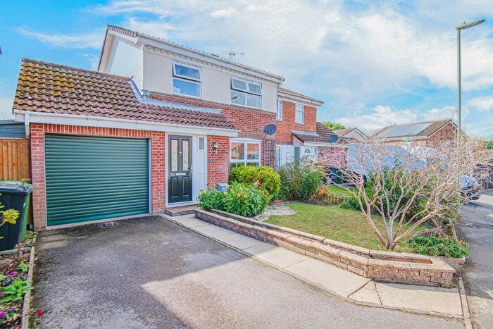 3 Bedroom Semi-detached House For Sale In Michaels Way, Fair Oak, Eastleigh, SO50