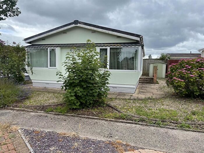 2 Bedroom Mobile/park Home For Sale In Ram Hill, Coalpit Heath, Bristol, BS36