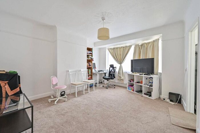 2 Bedroom Maisonette For Sale In York Close, Merton, Morden, SM4