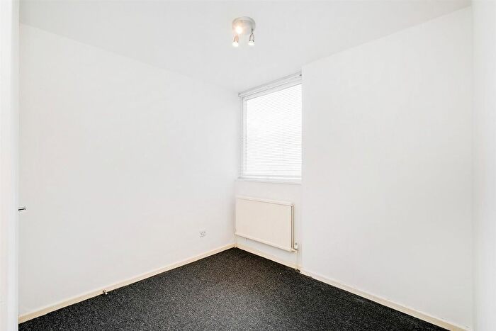 2 Bedroom Flat For Sale In Marlborough Road, Chingford, E4