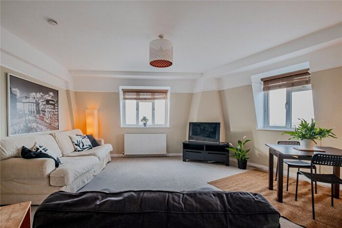 2 Bedroom Flat For Sale In Streatleigh Court, Streatham High Road, London, SW16