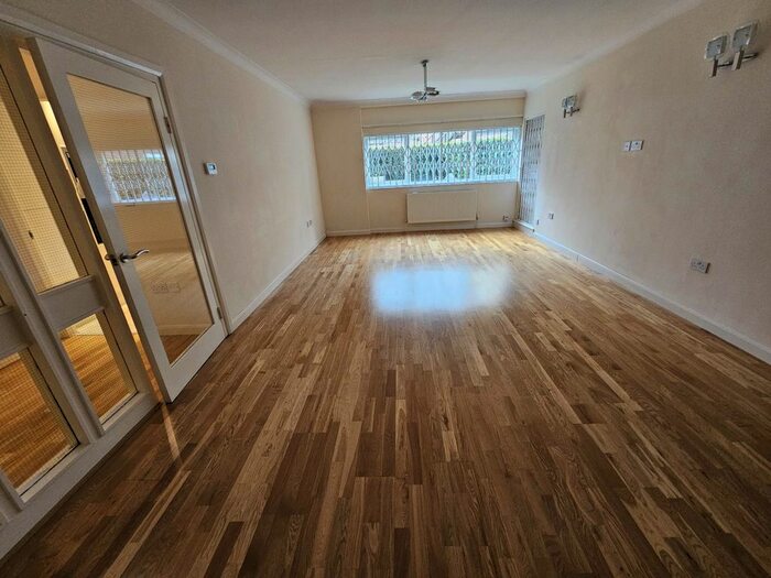 3 Bedroom Flat To Rent In Canons Drive, Edgware, HA8