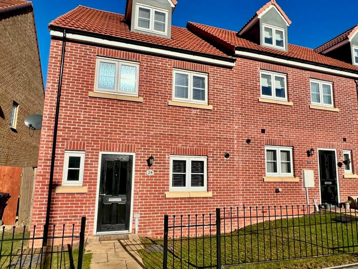 4 Bedroom Semi-Detached House To Rent In The Boulervard, Middle Deepdale, Scarborough, YO11