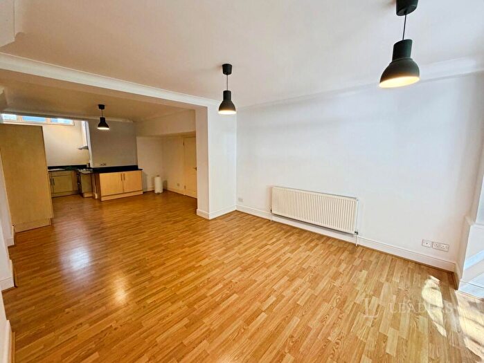 2 Bedroom Flat To Rent In Queens Terrace, Southampton, Hampshire, SO14