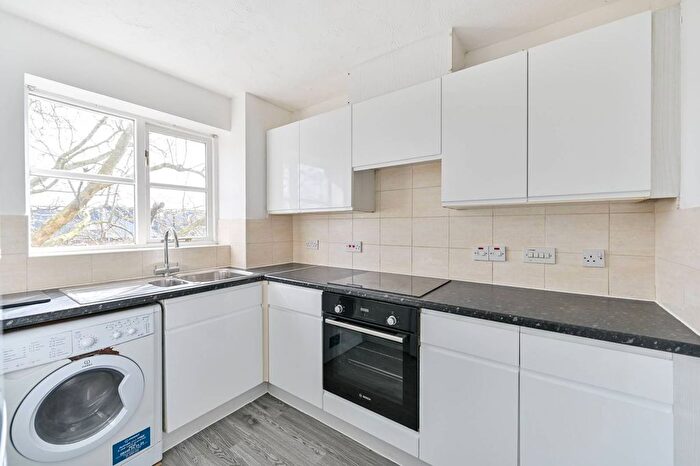 2 Bedroom Flat To Rent In Winery Lane, Kingston, Kingston Upon Thames, KT1