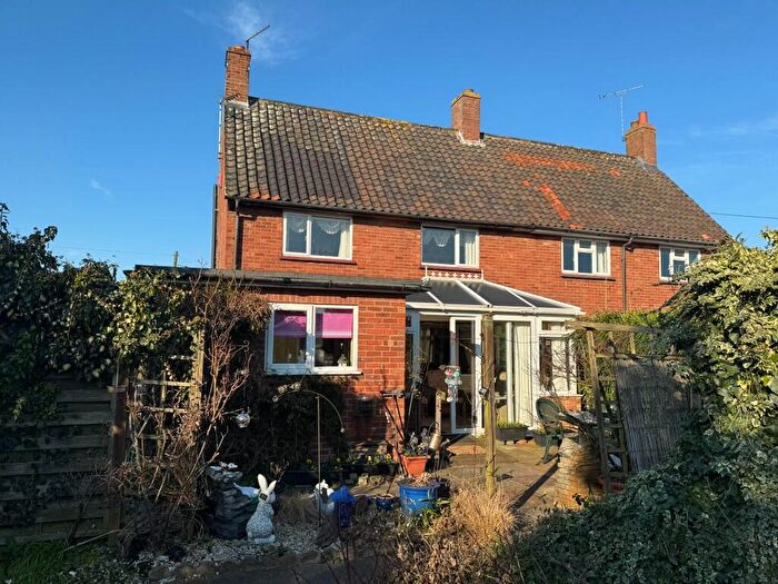 3 Bedroom Semi-Detached House For Sale In North View, NR21