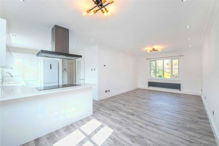 2 Bedroom Flat To Rent In Catherine Drive, Richmond, Surrey, TW9