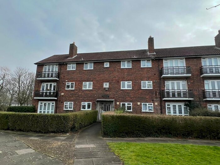 3 Bedroom Flat To Rent In Springwell Road, Hounslow, TW4