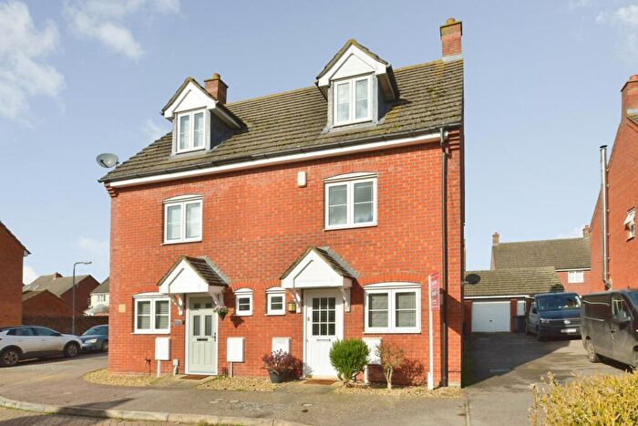 3 Bedroom Semi-Detached House For Sale In Foxholes Close, Deanshanger, Buckinghamshire, MK19