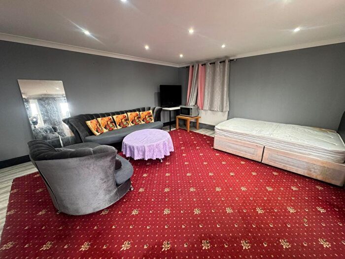 Terraced House To Rent In Uxbridge Road, Hayes, Middlesex, UB4