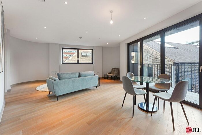 3 Bedroom Flat To Rent In Bellwether Lane, London, SW18