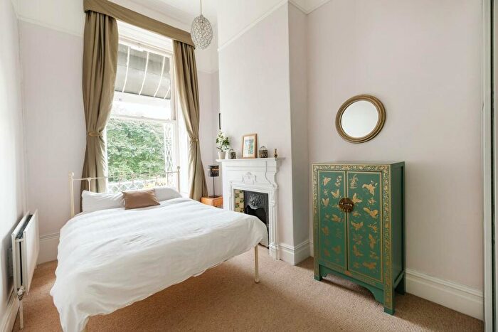 2 Bedroom Flat To Rent In Royal York Crescent, Bristol, BS8