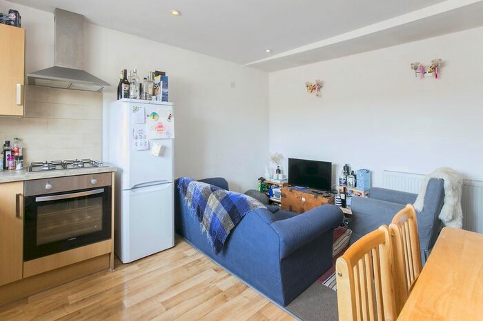 3 Bedroom Flat To Rent In Clapham Park Road, Clapham Common, SW4