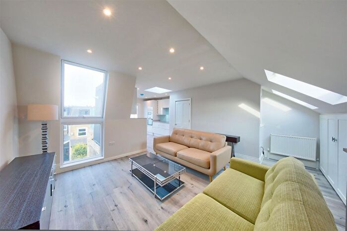 3 Bedroom Maisonette For Sale In Ravensbury Road, London, SW18