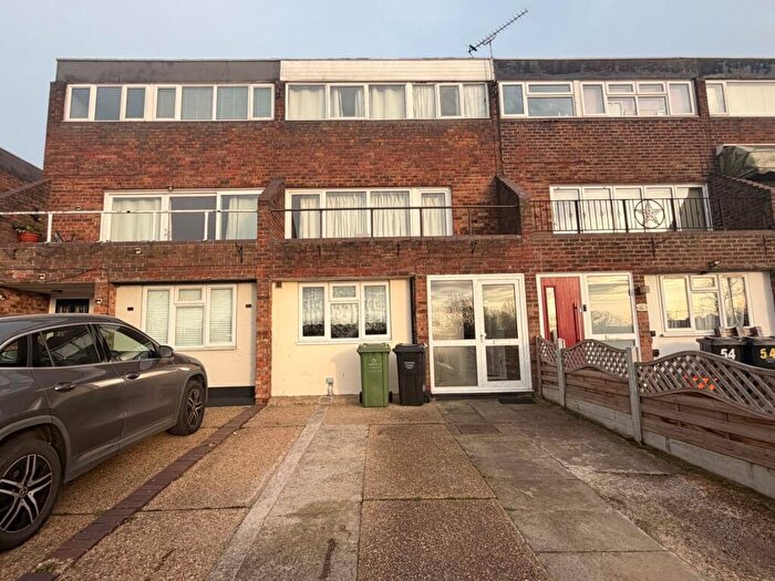 5 Bedroom House For Sale In Gun Hill Place, Woodlands, Basildon, Essex, SS16