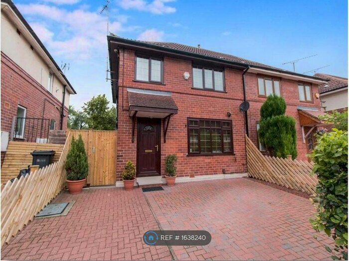 3 Bedroom Semi-Detached House To Rent In Greenview Close, Leeds, LS9