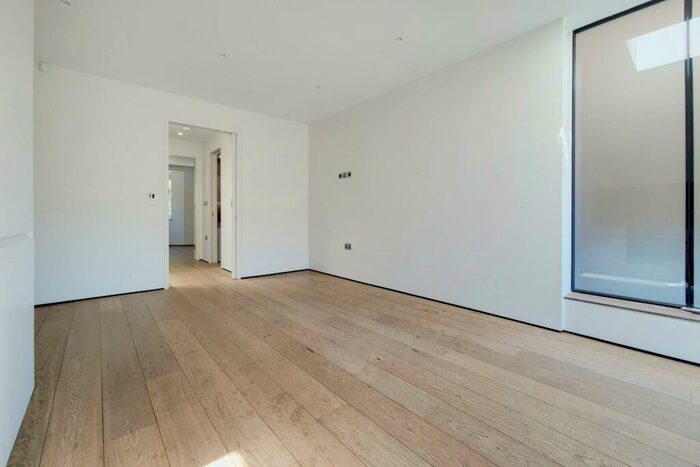 2 Bedroom Flat To Rent In Gilston Road, Chelsea, London, SW10