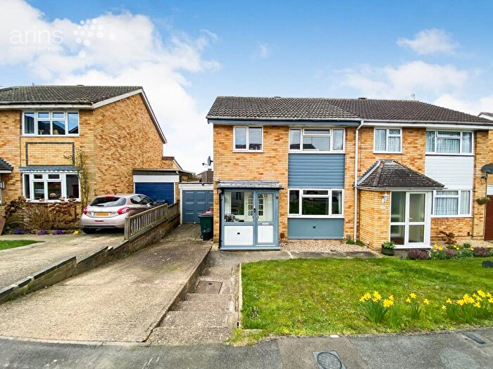 3 Bedroom Semi-Detached House To Rent In Hollydale Close, Reading, RG2