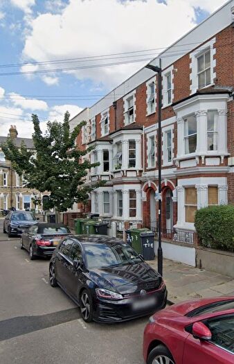2 Bedroom Flat To Rent In Tregothnan Road, Clapham North, SW9