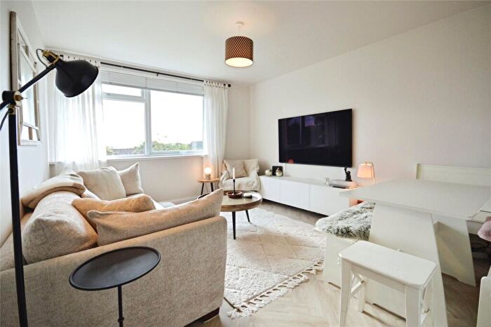 2 Bedroom Apartment For Sale In Lisvane Road, Llanishen, Cardiff, CF14