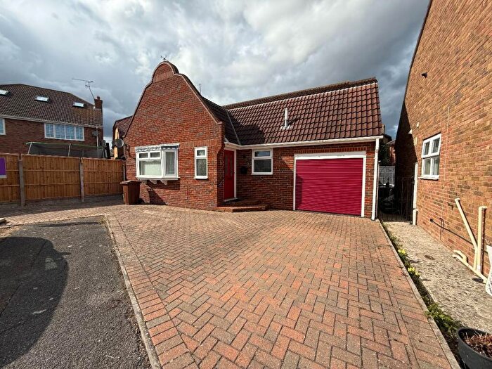 2 Bedroom Bungalow For Sale In Ashleigh Close, Canvey Island, SS8