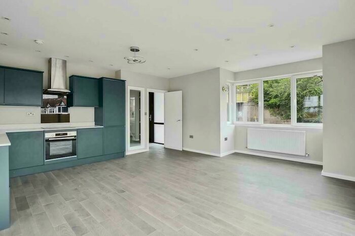 4 Bedroom House To Rent In Links Avenue, Morden, Surrey, SM4