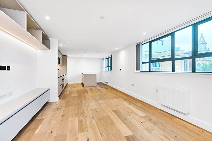 2 Bedroom Flat To Rent In Balham High Road, London, SW12