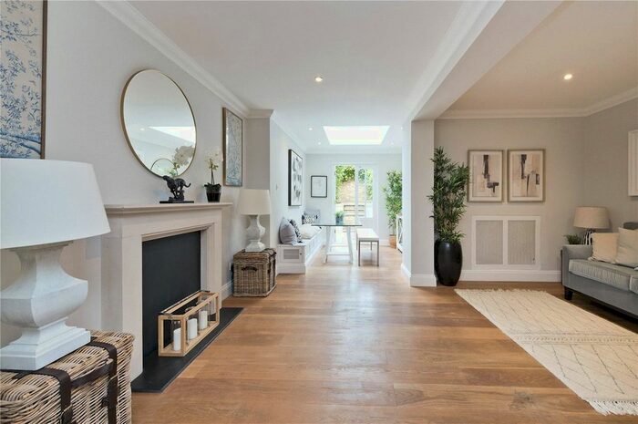 2 Bedroom Flat To Rent In Westbourne Park Road, London, Uk, W11