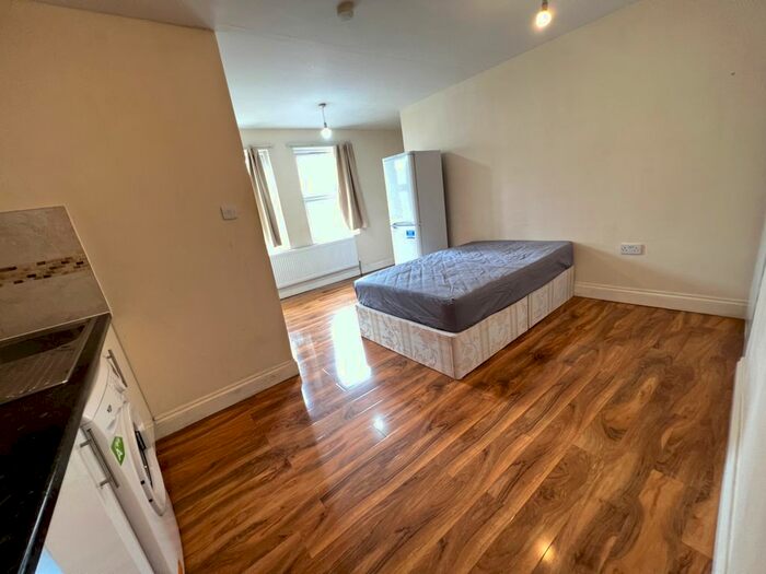 Studio To Rent In Brixton Road, London, SW9