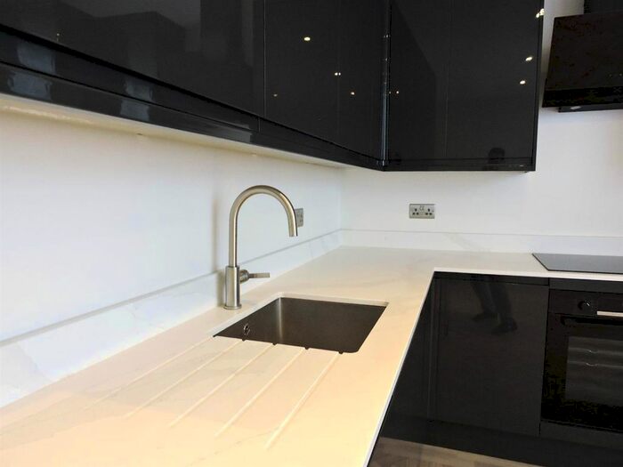 2 Bedroom Flat To Rent In High Road, London, N2