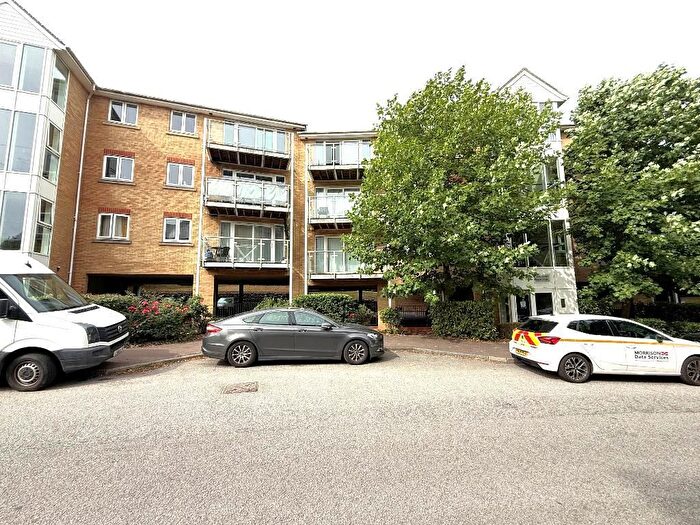2 Bedroom Flat For Sale In Foxglove Way, Luton, Bedfordshire, LU3