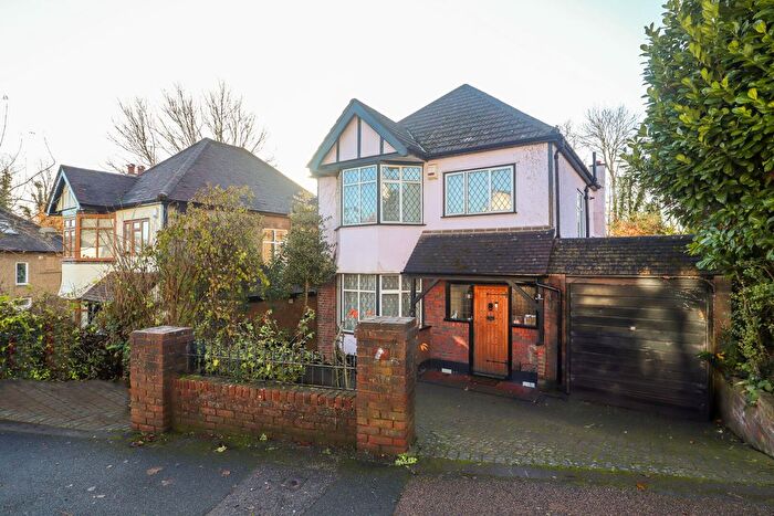 3 Bedroom Detached House For Sale In The Avenue, Coulsdon, CR5