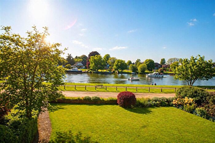 2 Bedroom Flat For Sale In Riverside Road, Staines-Upon-Thames, TW18
