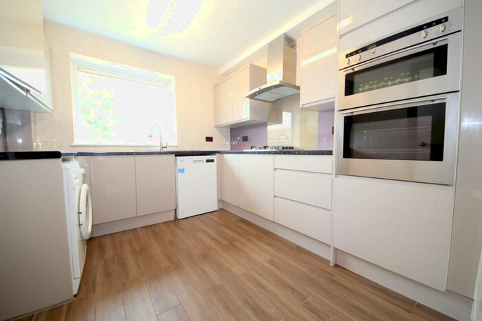 2 Bedroom Flat To Rent In Chase Road, Oakwood, N14