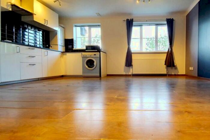 2 Bedroom Flat To Rent In Kingsdown Avenue, London W13