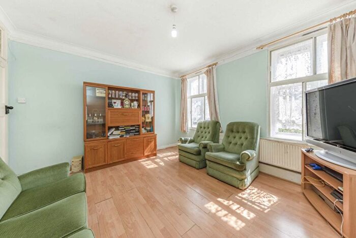 3 Bedroom Flat For Sale In Fairfield Drive, Wandsworth, SW18