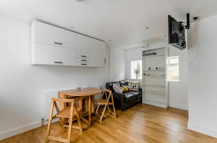 1 Bedroom Flat To Rent In Jarvis Road, East Dulwich, London, SE22