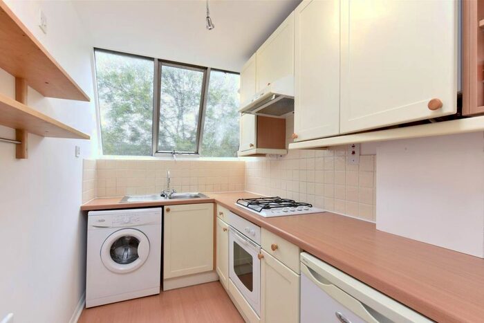 1 Bedroom Flat To Rent In Clapham Park Road, Clapham North, London, SW4