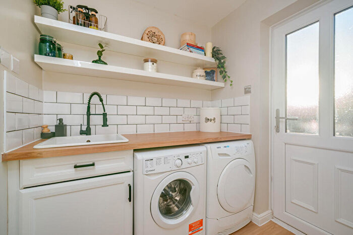 4 Bedroom Detached House For Sale In Southcroft Avenue, Birkenshaw, BD11